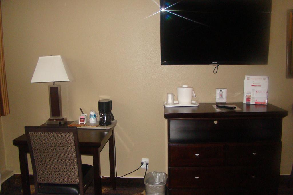 Stonebridge Hotel Fort Mcmurray Oda fotoğraf